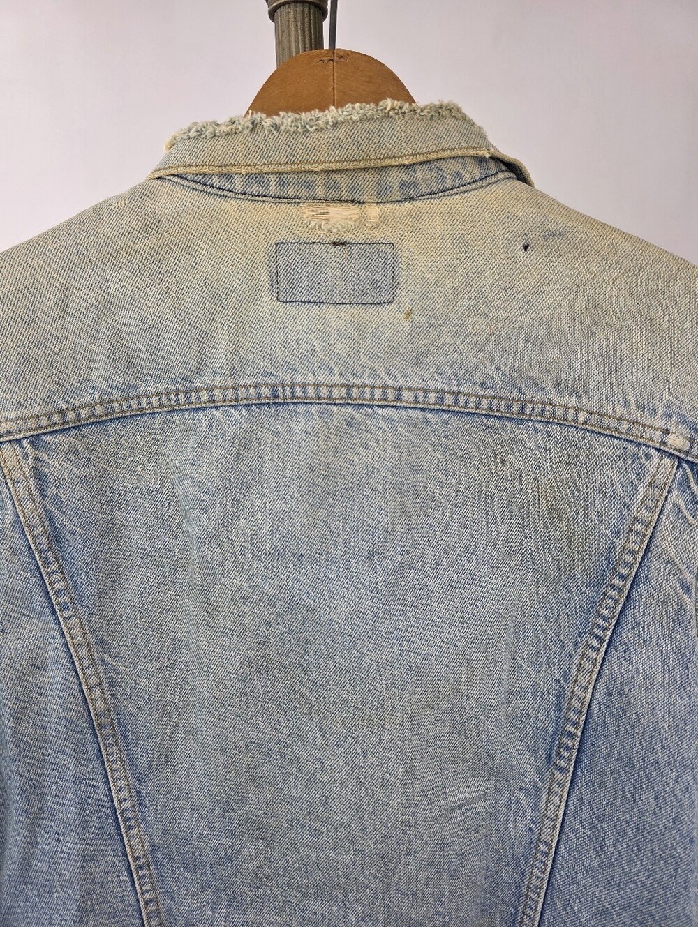 Levi's Vintage 80's Blue Denim Type III Trucker Distressed Jacket Size 42 - Picture 11 of 12